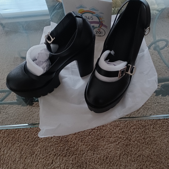 Shoes - Picture 1 of 4